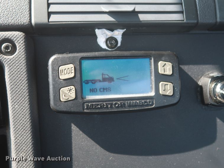 image for item HJ9350 2016 Freightliner Cascadia 125  semi truck