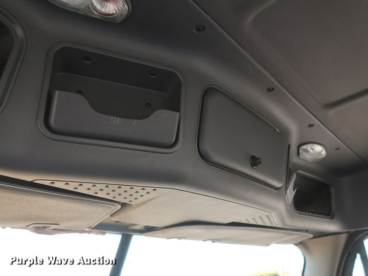 image for item HJ9350 2016 Freightliner Cascadia 125  semi truck