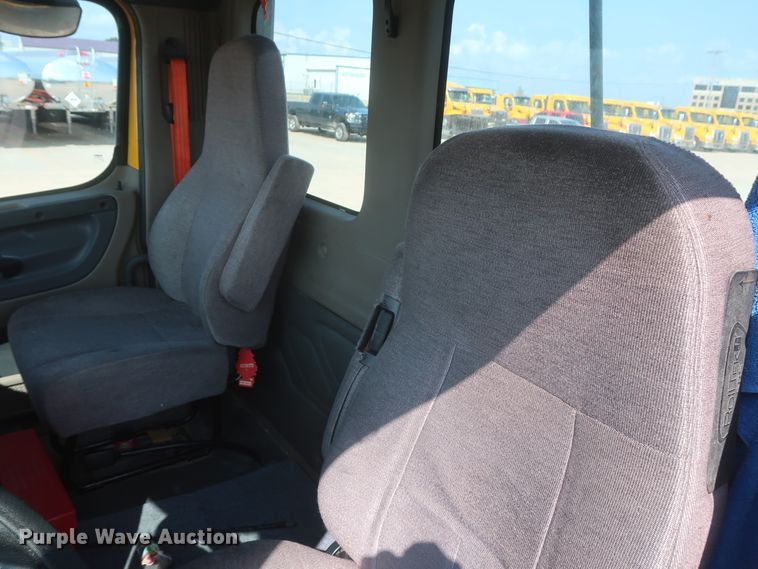 image for item HJ9350 2016 Freightliner Cascadia 125  semi truck