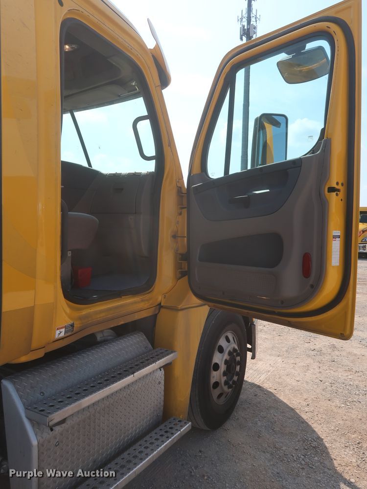 image for item HJ9350 2016 Freightliner Cascadia 125  semi truck