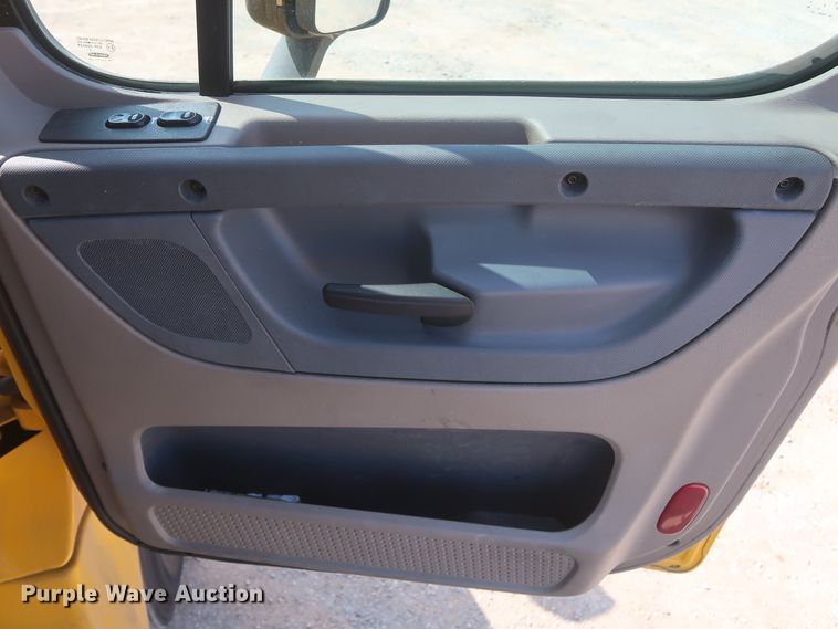 image for item HJ9350 2016 Freightliner Cascadia 125  semi truck