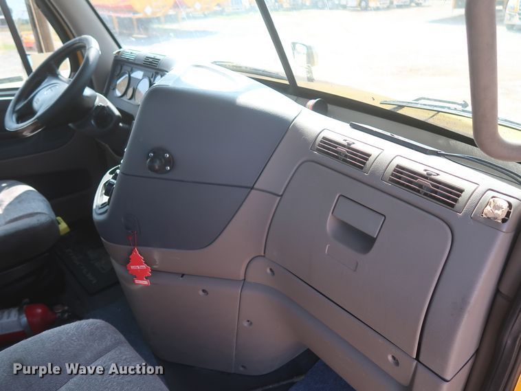 image for item HJ9350 2016 Freightliner Cascadia 125  semi truck