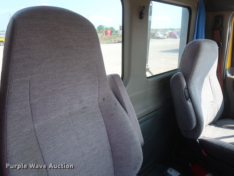 image for item HJ9350 2016 Freightliner Cascadia 125  semi truck