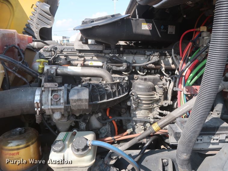 image for item HJ9350 2016 Freightliner Cascadia 125  semi truck