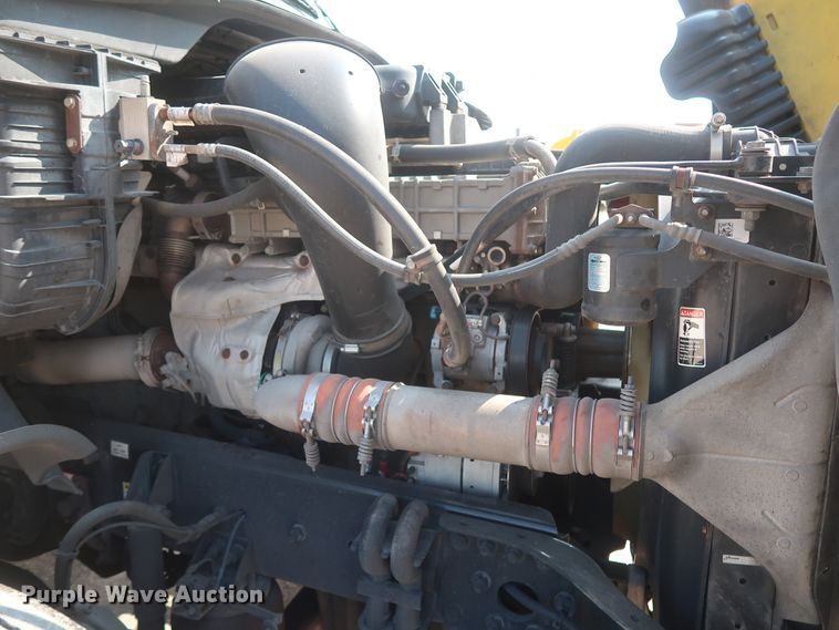 image for item HJ9350 2016 Freightliner Cascadia 125  semi truck