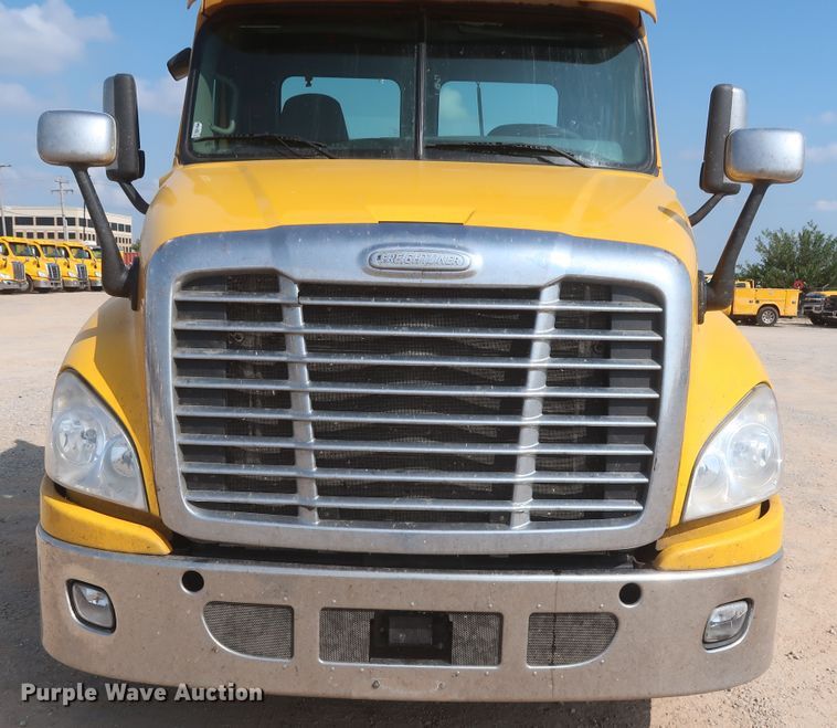 image for item HJ9350 2016 Freightliner Cascadia 125  semi truck