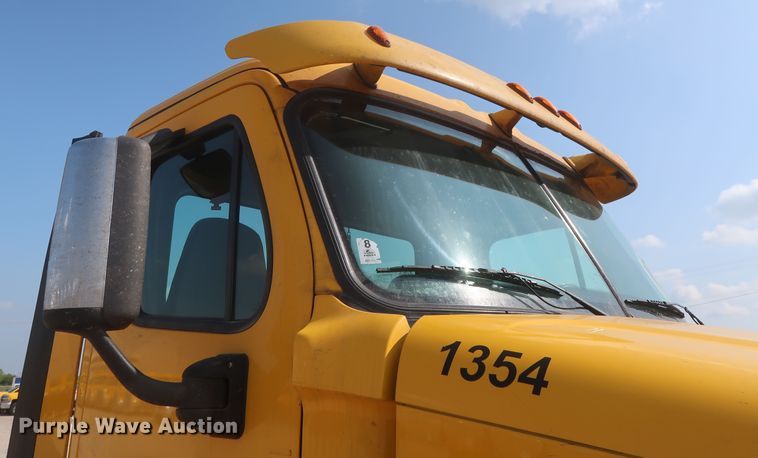 image for item HJ9350 2016 Freightliner Cascadia 125  semi truck