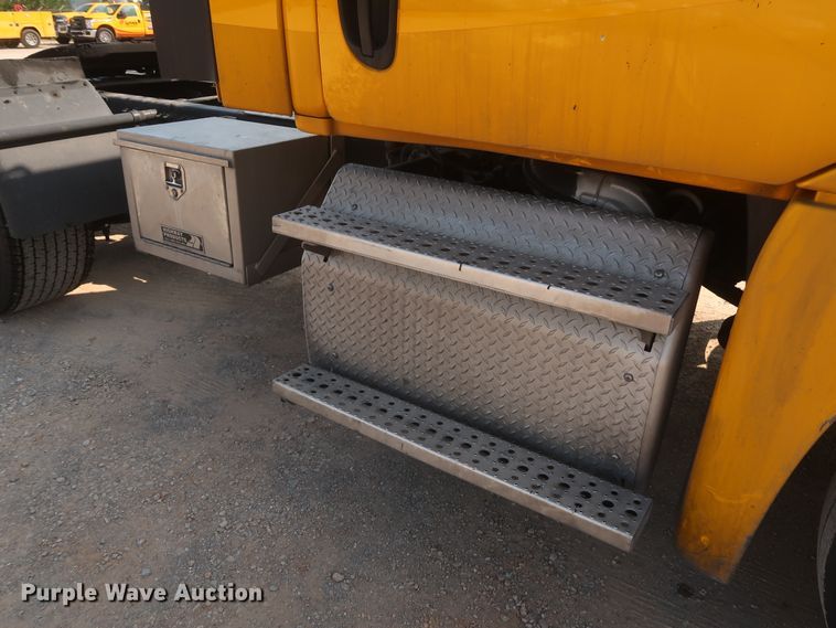 image for item HJ9350 2016 Freightliner Cascadia 125  semi truck