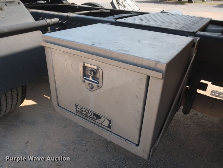 image for item HJ9350 2016 Freightliner Cascadia 125  semi truck