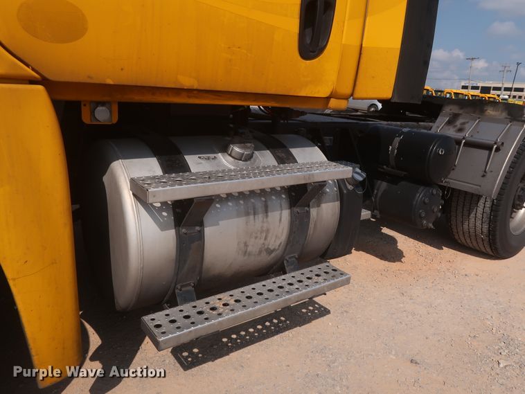 image for item HJ9350 2016 Freightliner Cascadia 125  semi truck