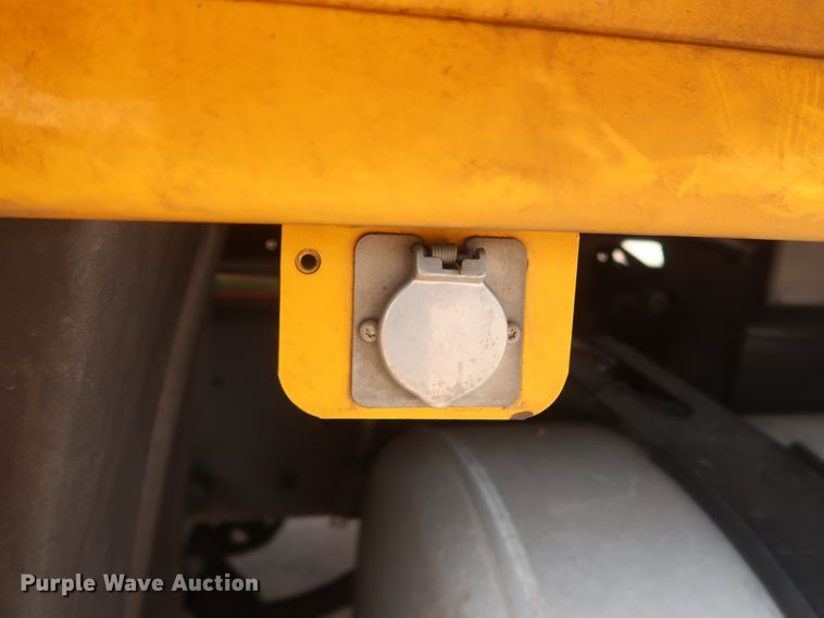 image for item HJ9350 2016 Freightliner Cascadia 125  semi truck