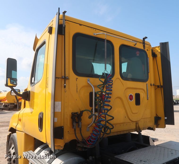 image for item HJ9350 2016 Freightliner Cascadia 125  semi truck