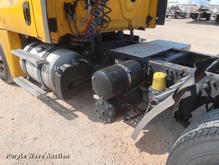 image for item HJ9350 2016 Freightliner Cascadia 125  semi truck