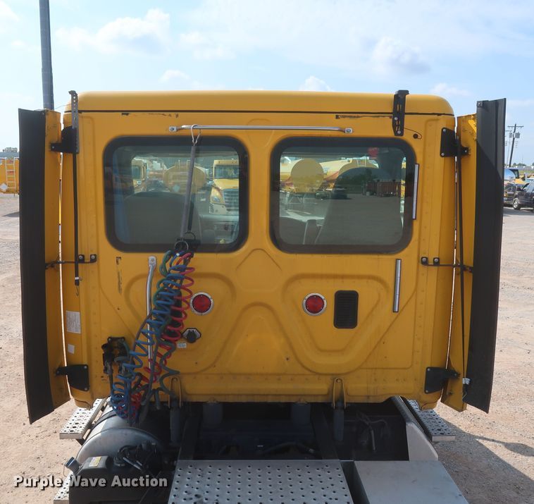 image for item HJ9350 2016 Freightliner Cascadia 125  semi truck