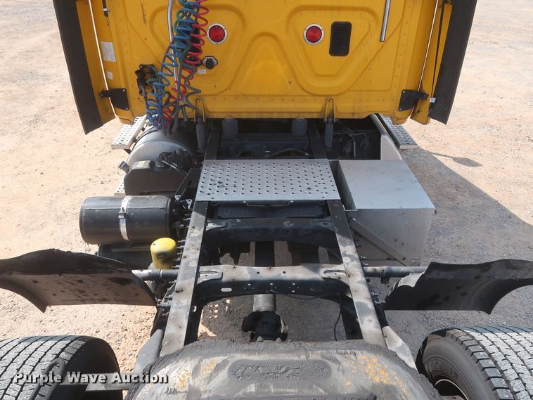 image for item HJ9350 2016 Freightliner Cascadia 125  semi truck