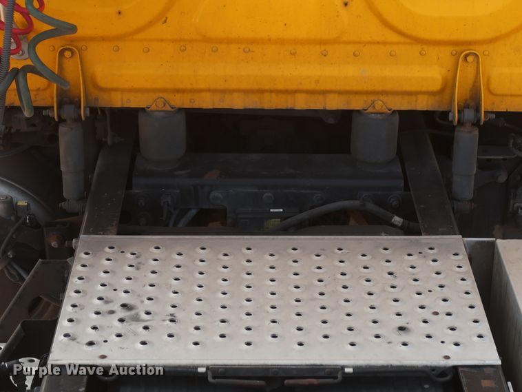 image for item HJ9350 2016 Freightliner Cascadia 125  semi truck