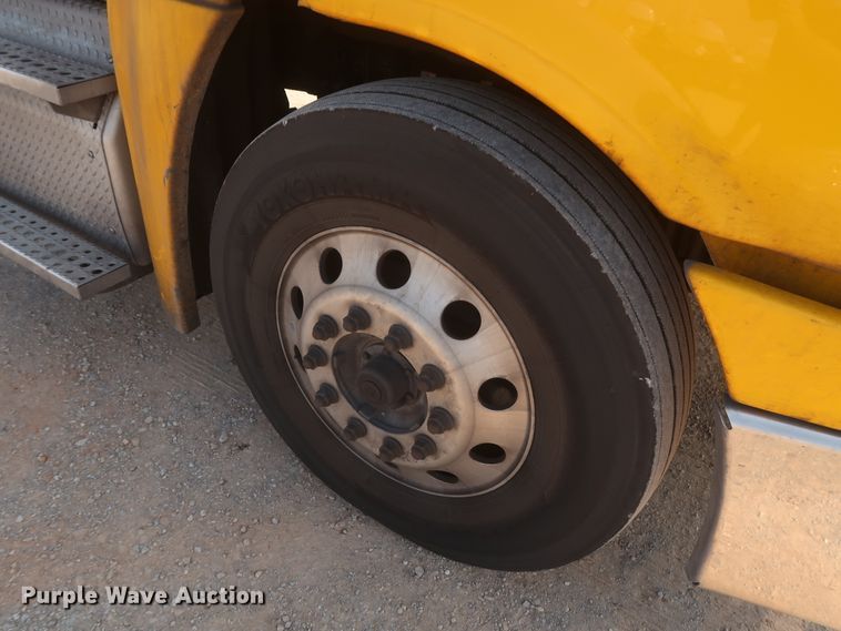 image for item HJ9350 2016 Freightliner Cascadia 125  semi truck