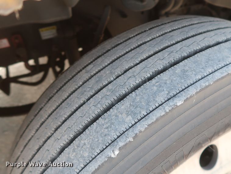 image for item HJ9350 2016 Freightliner Cascadia 125  semi truck