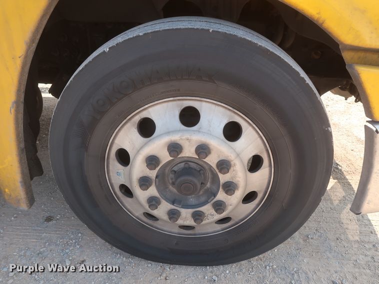 image for item HJ9350 2016 Freightliner Cascadia 125  semi truck