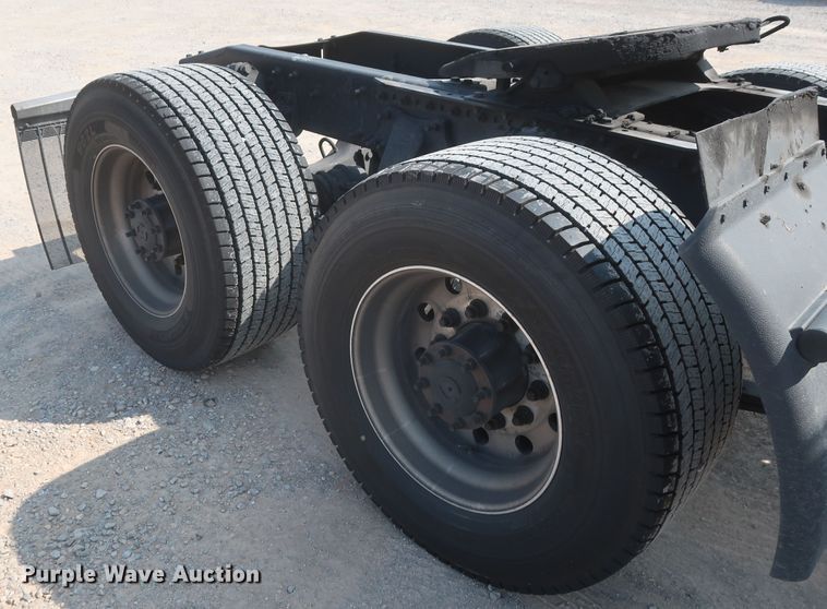 image for item HJ9350 2016 Freightliner Cascadia 125  semi truck