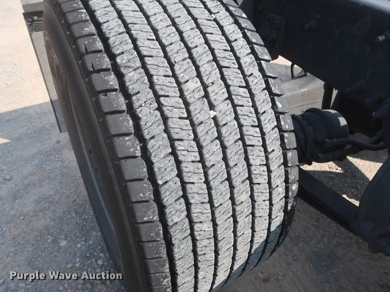 image for item HJ9350 2016 Freightliner Cascadia 125  semi truck