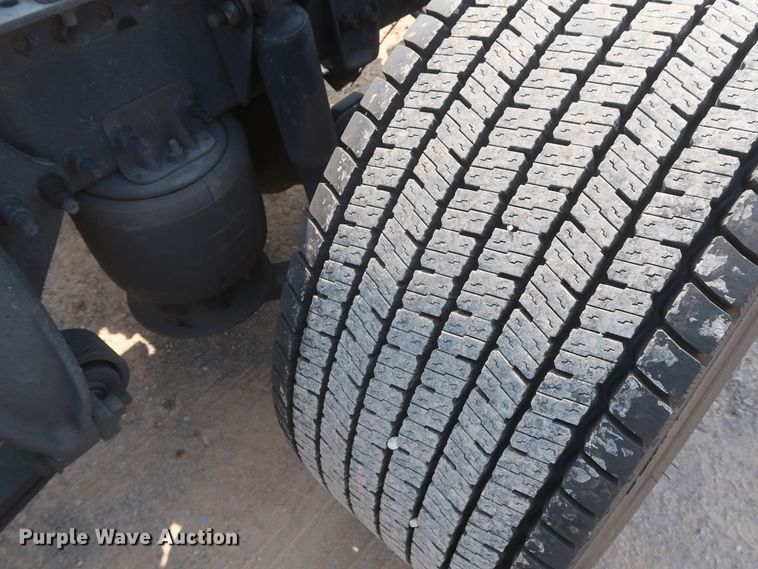 image for item HJ9350 2016 Freightliner Cascadia 125  semi truck