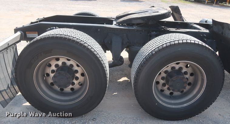 image for item HJ9350 2016 Freightliner Cascadia 125  semi truck