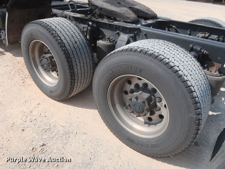 image for item HJ9350 2016 Freightliner Cascadia 125  semi truck