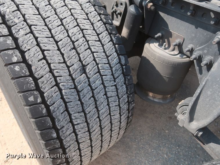 image for item HJ9350 2016 Freightliner Cascadia 125  semi truck