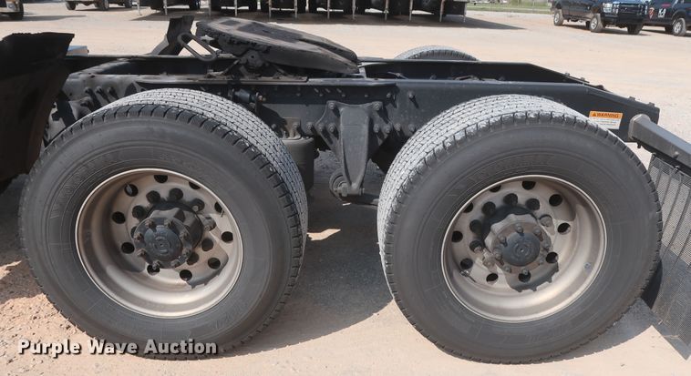 image for item HJ9350 2016 Freightliner Cascadia 125  semi truck