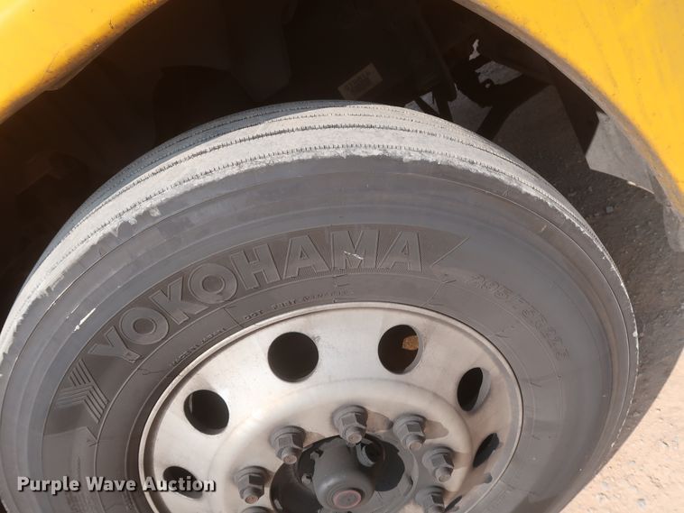 image for item HJ9350 2016 Freightliner Cascadia 125  semi truck