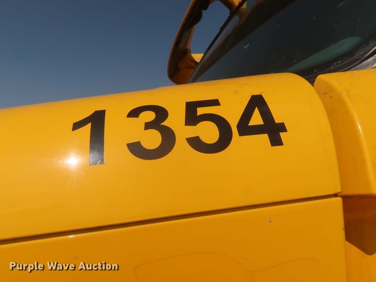 image for item HJ9350 2016 Freightliner Cascadia 125  semi truck