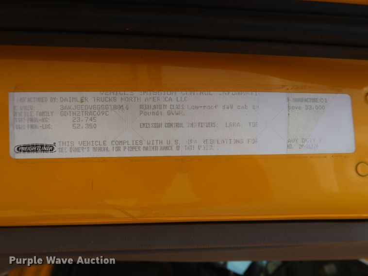 image for item HJ9350 2016 Freightliner Cascadia 125  semi truck