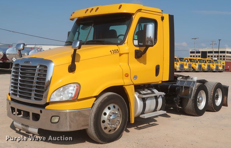 image for item HJ9351 2016 Freightliner Cascadia 125  semi truck