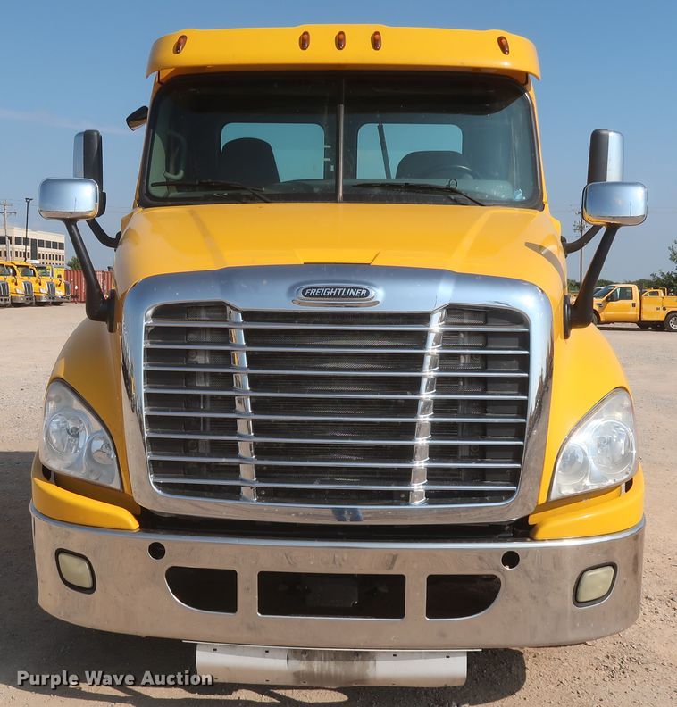 image for item HJ9351 2016 Freightliner Cascadia 125  semi truck