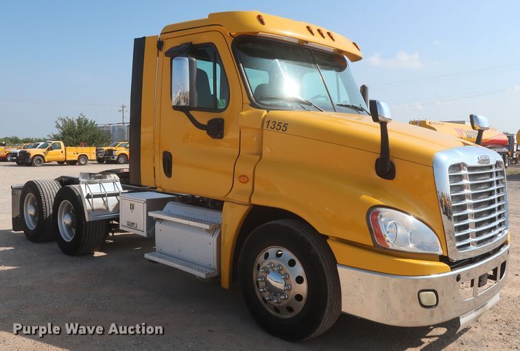 image for item HJ9351 2016 Freightliner Cascadia 125  semi truck