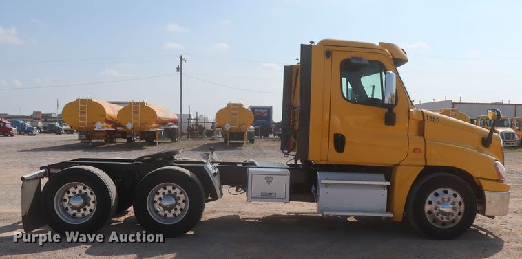 image for item HJ9351 2016 Freightliner Cascadia 125  semi truck