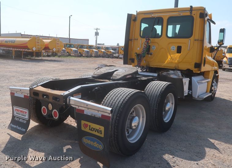 image for item HJ9351 2016 Freightliner Cascadia 125  semi truck