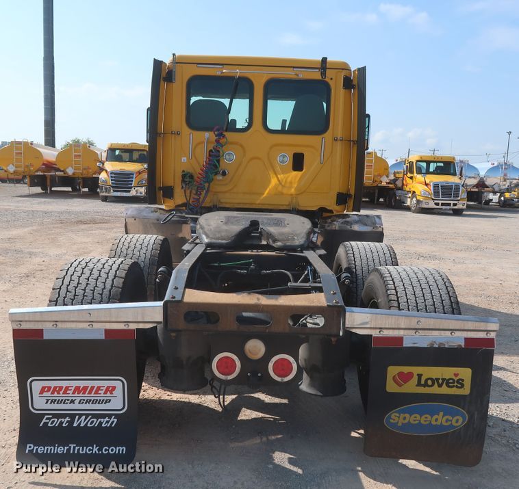 image for item HJ9351 2016 Freightliner Cascadia 125  semi truck