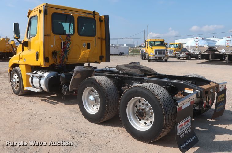 image for item HJ9351 2016 Freightliner Cascadia 125  semi truck