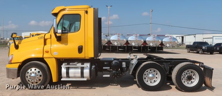 image for item HJ9351 2016 Freightliner Cascadia 125  semi truck