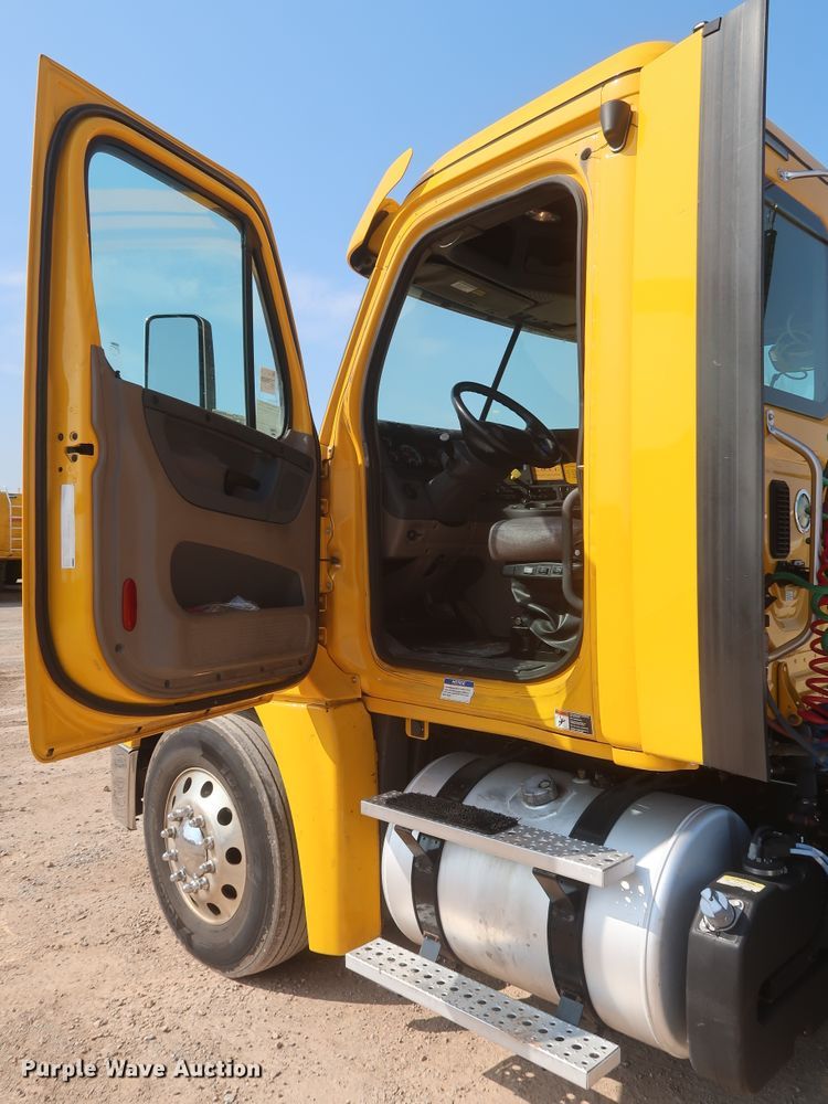 image for item HJ9351 2016 Freightliner Cascadia 125  semi truck