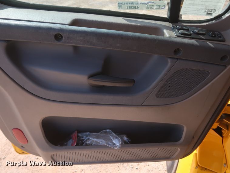 image for item HJ9351 2016 Freightliner Cascadia 125  semi truck