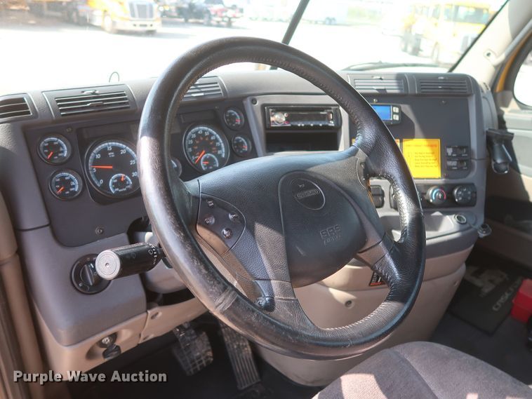 image for item HJ9351 2016 Freightliner Cascadia 125  semi truck