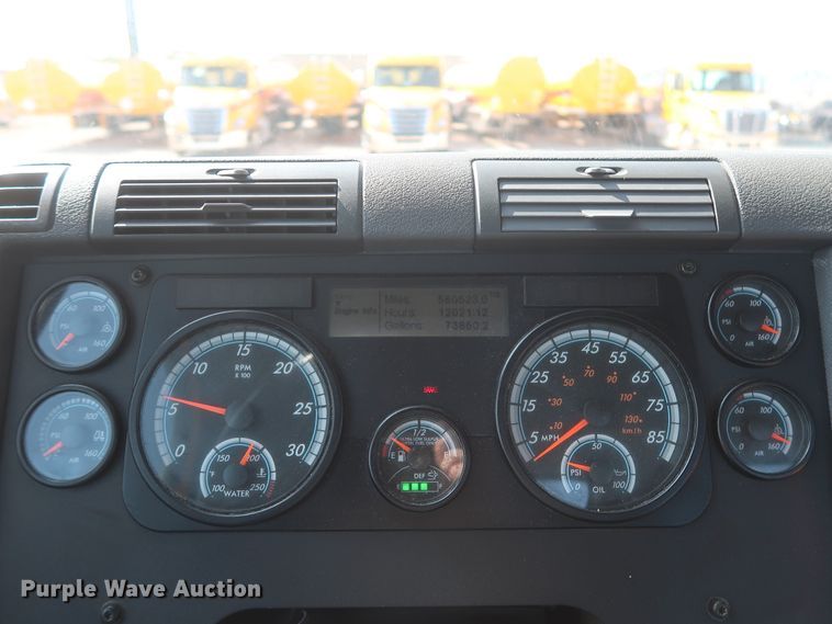 image for item HJ9351 2016 Freightliner Cascadia 125  semi truck