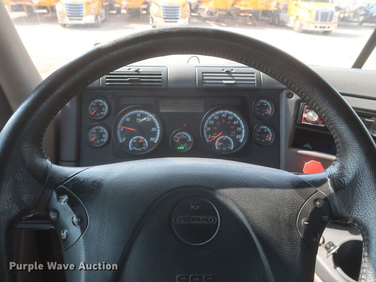 image for item HJ9351 2016 Freightliner Cascadia 125  semi truck