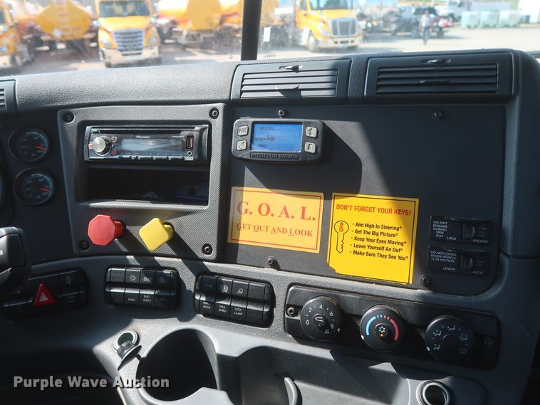 image for item HJ9351 2016 Freightliner Cascadia 125  semi truck