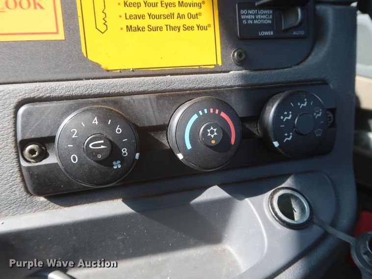 image for item HJ9351 2016 Freightliner Cascadia 125  semi truck