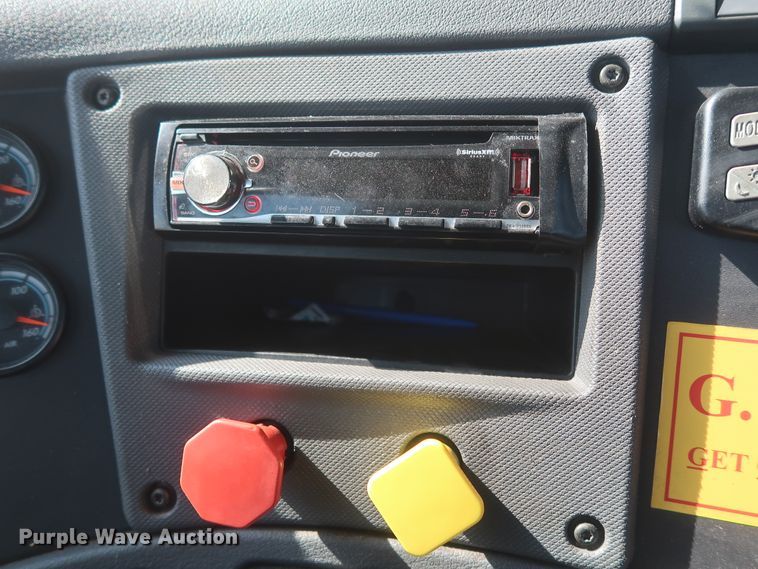 image for item HJ9351 2016 Freightliner Cascadia 125  semi truck