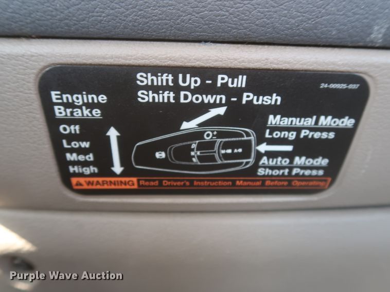 image for item HJ9351 2016 Freightliner Cascadia 125  semi truck